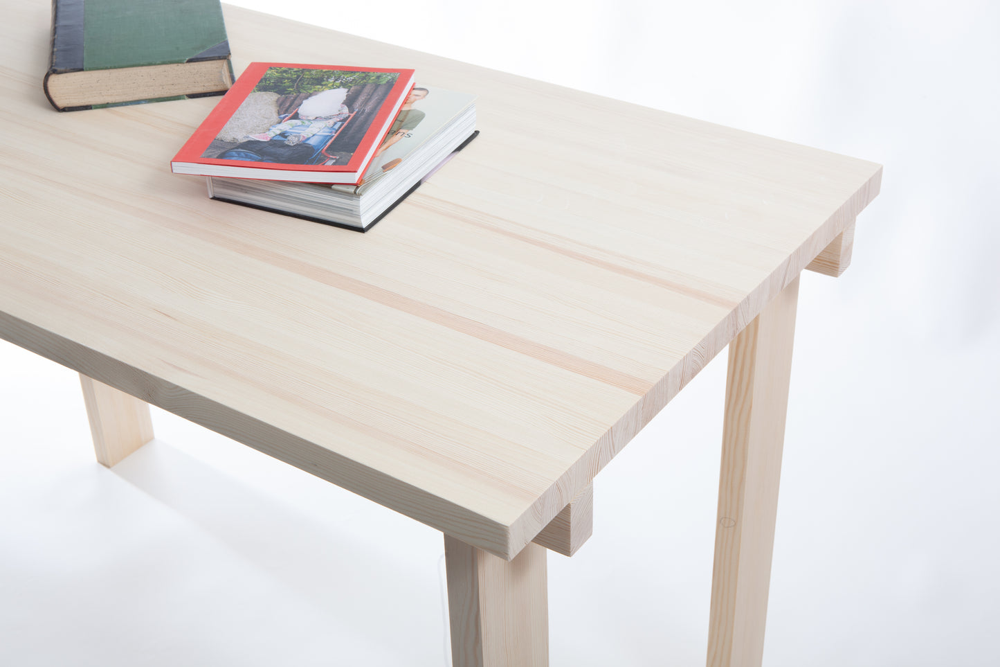 Skrivebord i furu